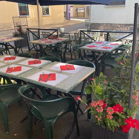 Logis Hotel Restaurant Cazes Arazat Laissac Exterior foto