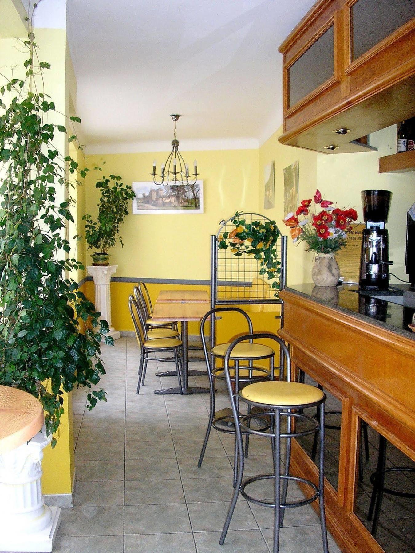 Logis Hotel Restaurant Cazes Arazat Laissac Exterior foto
